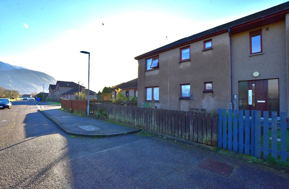 1 bed flat for sale in Macquarrie Court, Fort William PH33, £105,000