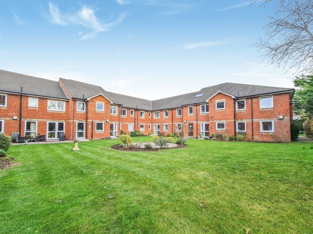 1 bed flat for sale in Manor Road North, Hinchley Wood, Esher, Surrey KT10, £220,000