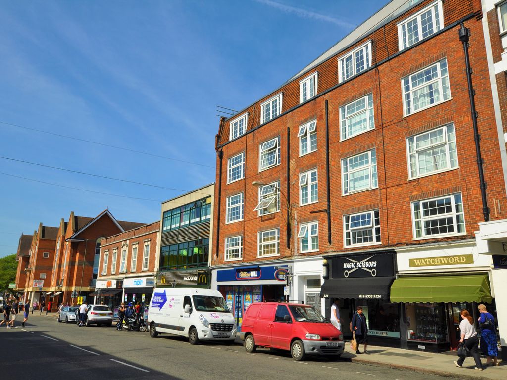 2 bed flat for sale in High Street, Guildford, Surrey GU1, £260,000