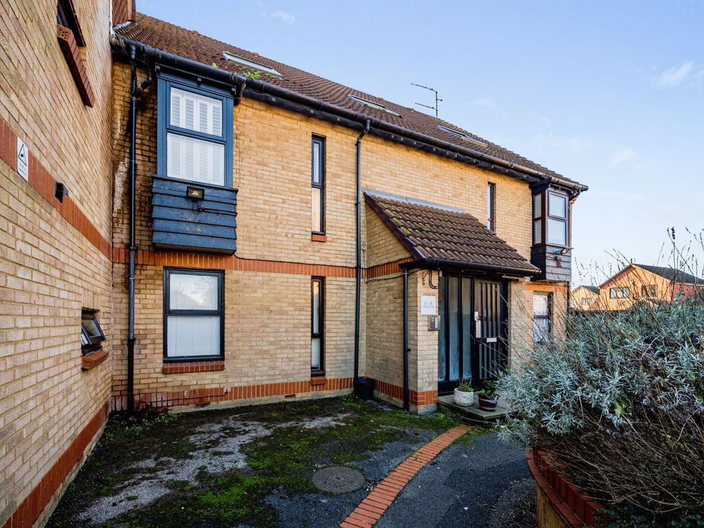 1 bed flat for sale in Cobb Close, Slough SL3, £185,000