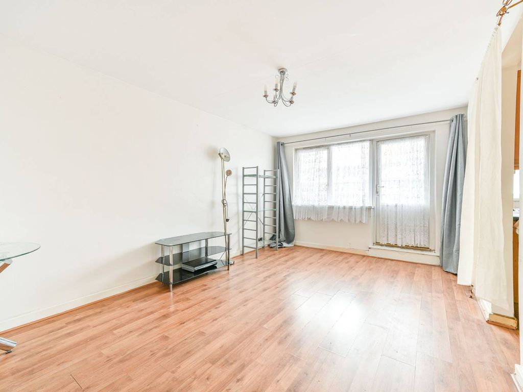 2 bed flat for sale in Staveley Close, Peckham, London SE15, £280,000