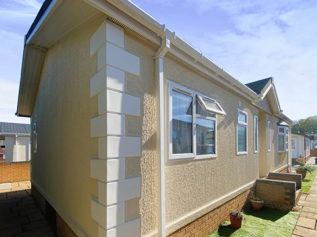 2 bed mobile/park home for sale in Park Avenue, Cambrian Residential Park, Culverhouse Cross, Cardiff CF5, £160,000
