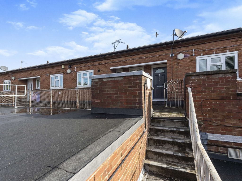 3 bed maisonette for sale in Croft Road, Luton LU2, £200,000