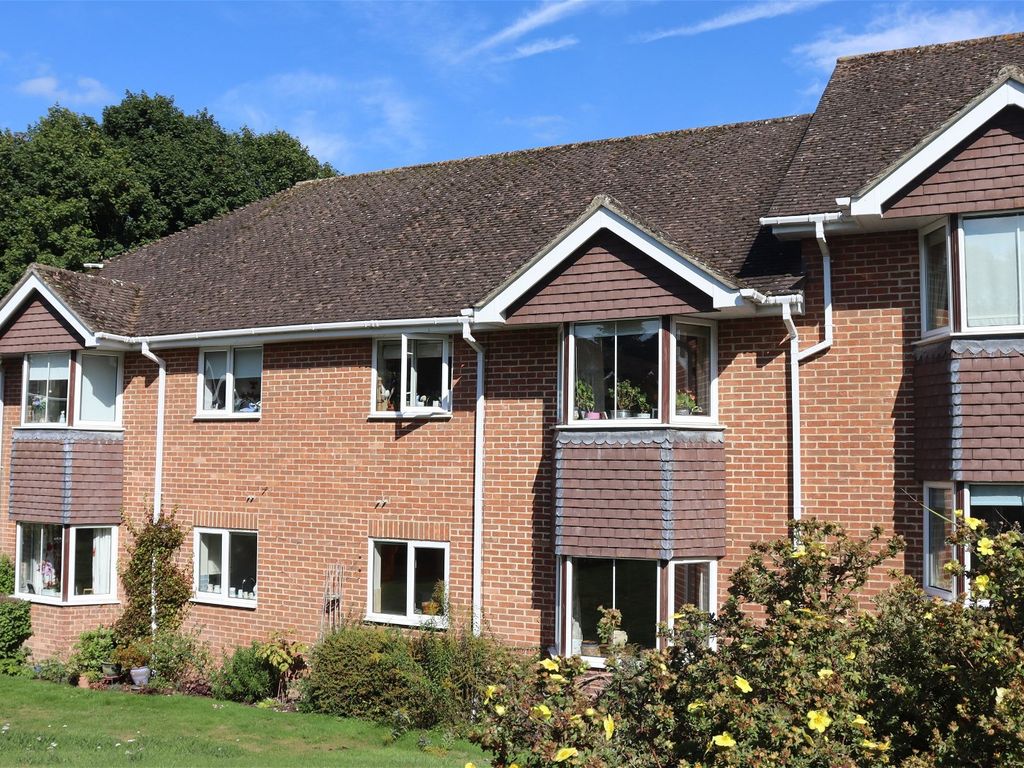 2 bed flat for sale in Ellingham Close, Grange Road, Alresford SO24, £189,950