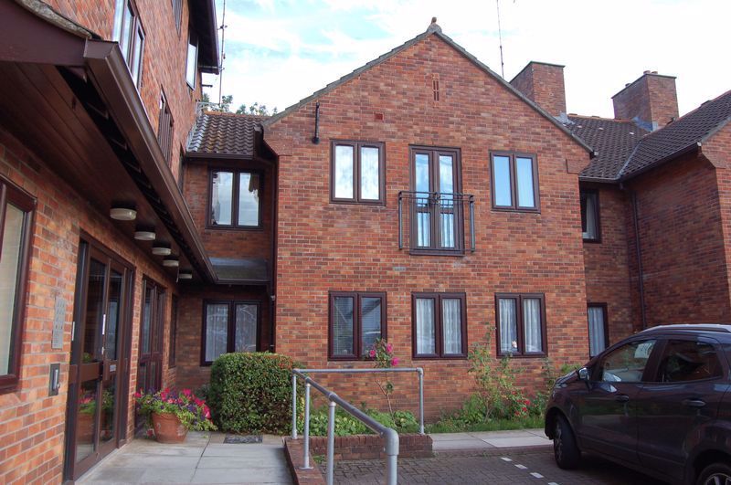 2 bed flat for sale in Chippenham Court, Monmouth NP25, £185,000