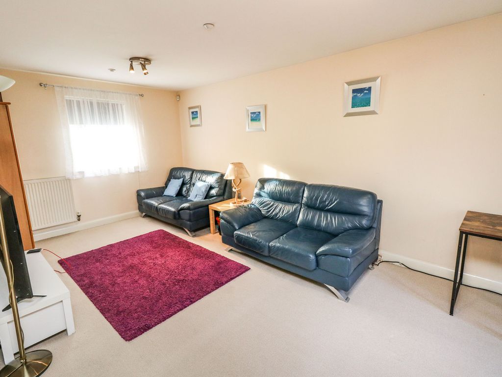 2 bed flat for sale in Avocet Close, Rugby CV23, £150,000