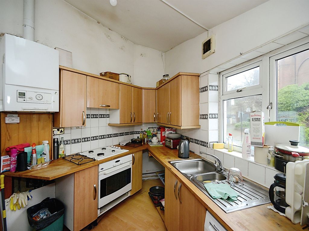 5 bed flat for sale in Lewes Road, Brighton BN2, £315,000