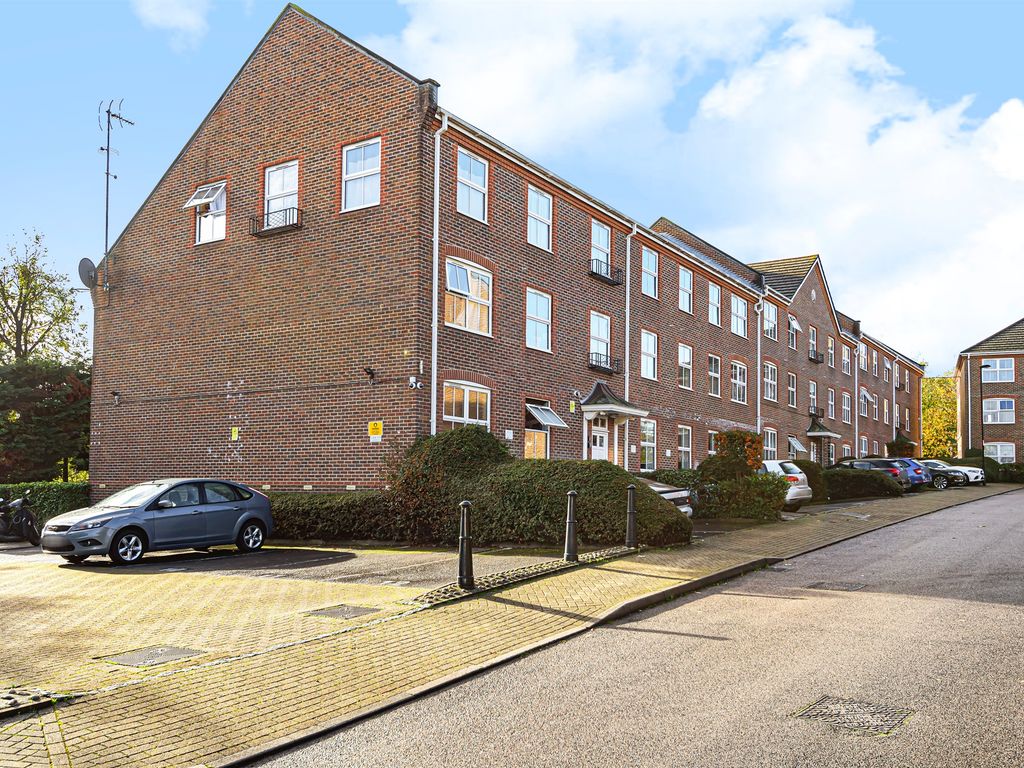 2 bed flat for sale in Paxton Road, London SE23, £325,000