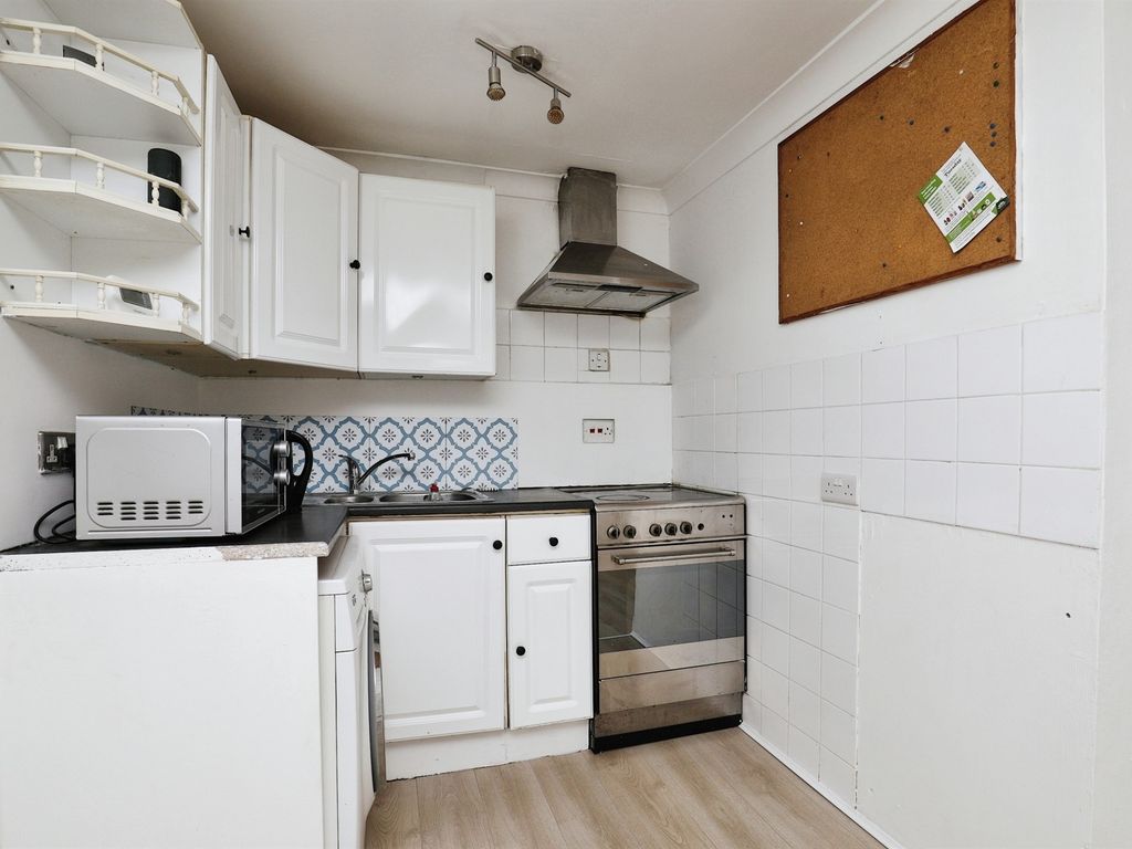 1 bed flat for sale in Richmond Road, Brighton BN2, £220,000