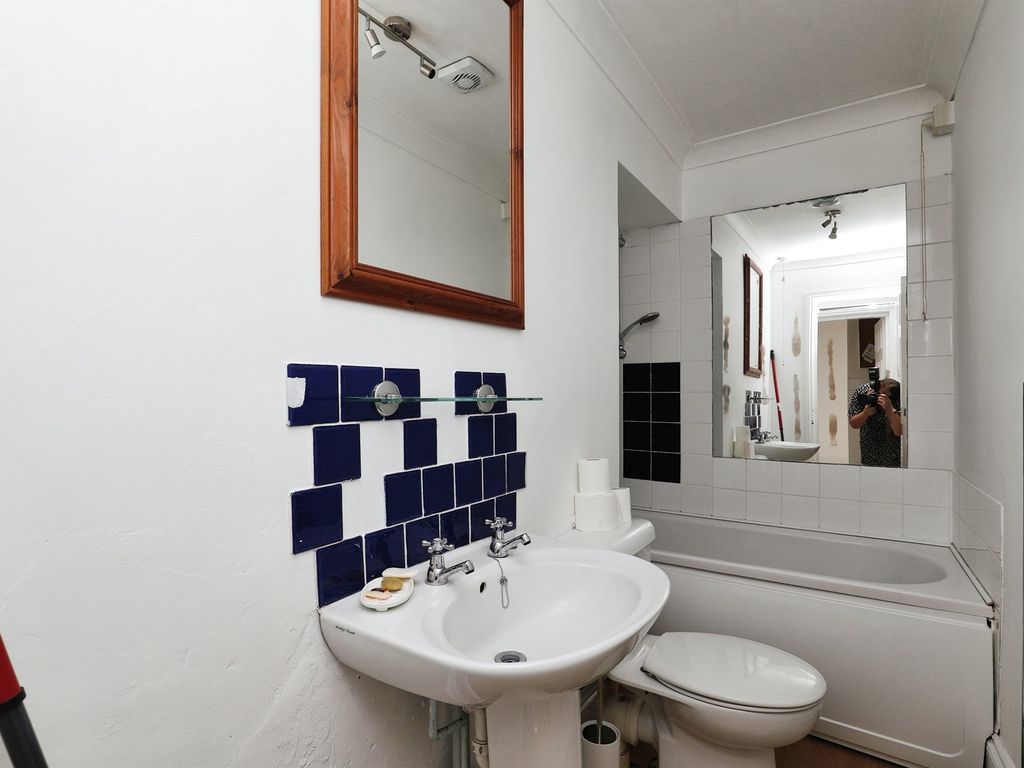 1 bed flat for sale in Richmond Road, Brighton BN2, £220,000