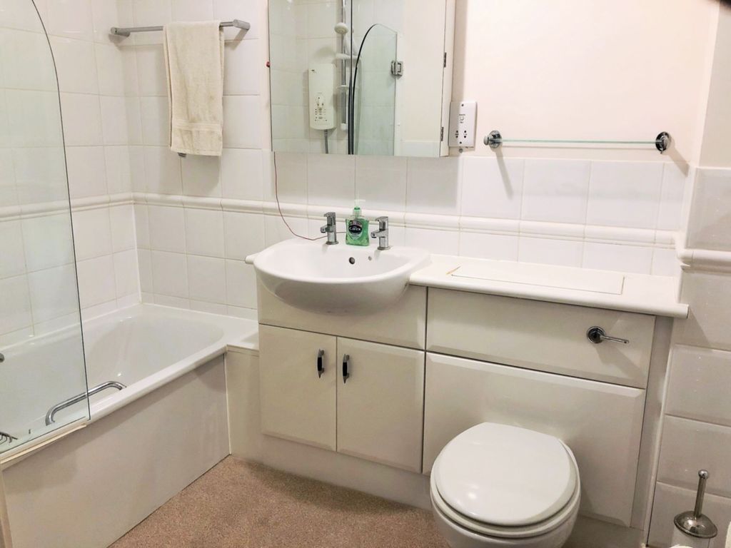 1 bed flat for sale in Cockfosters Road, Cockfosters EN4, £240,000