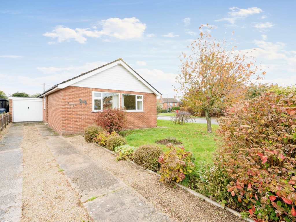 2 bed detached bungalow for sale in Lodge Close, Holt NR25, £250,000