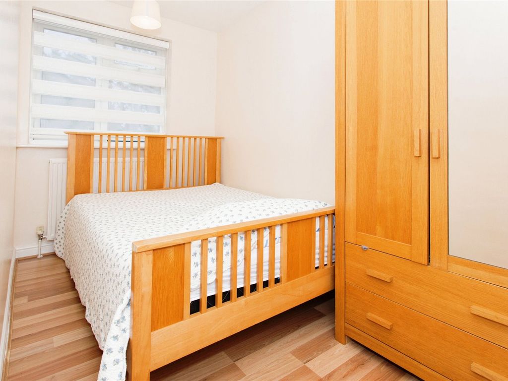 3 bed flat for sale in Arbury Court, Cambridge, Cambridgeshire CB4, £325,000