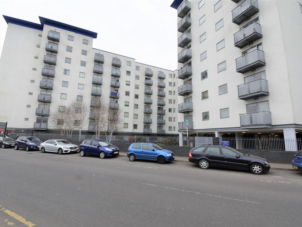 1 bed flat for sale in Prince Regent Road, Hounslow TW3, £240,000