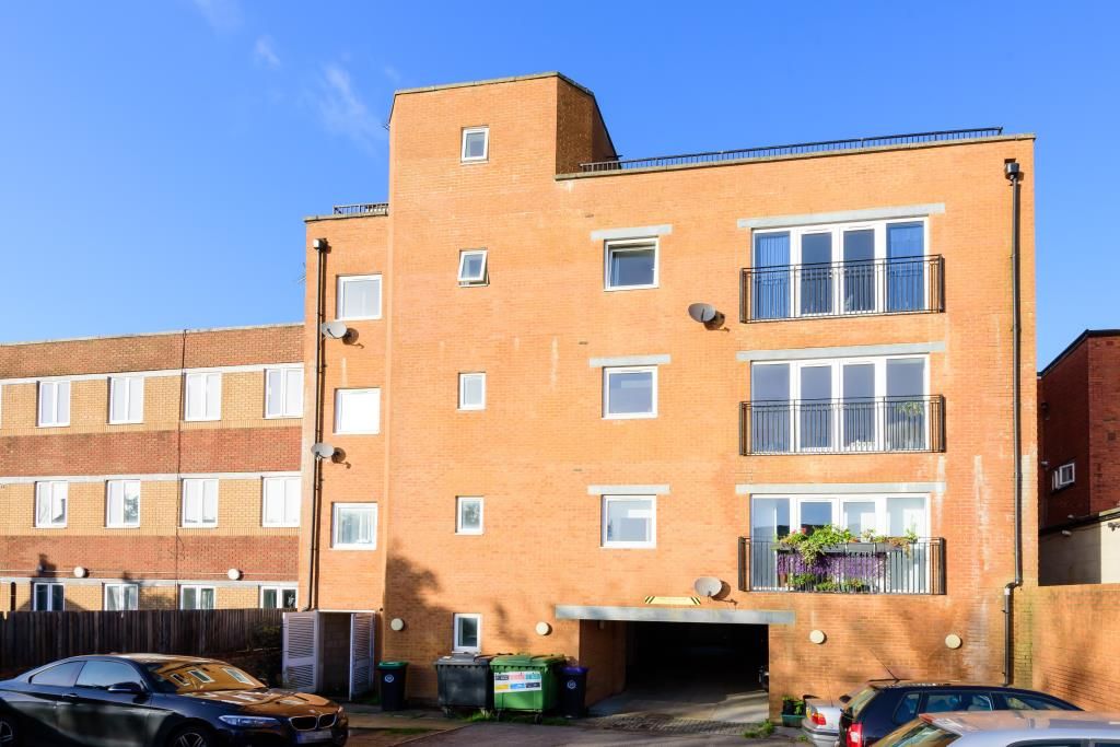 2 bed flat for sale in Camberley, Surrey GU15, £220,000
