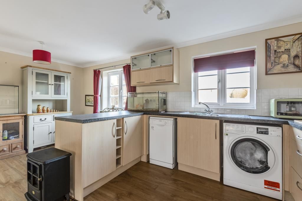 2 bed flat for sale in Witney, Oxfordshire OX28, £200,000