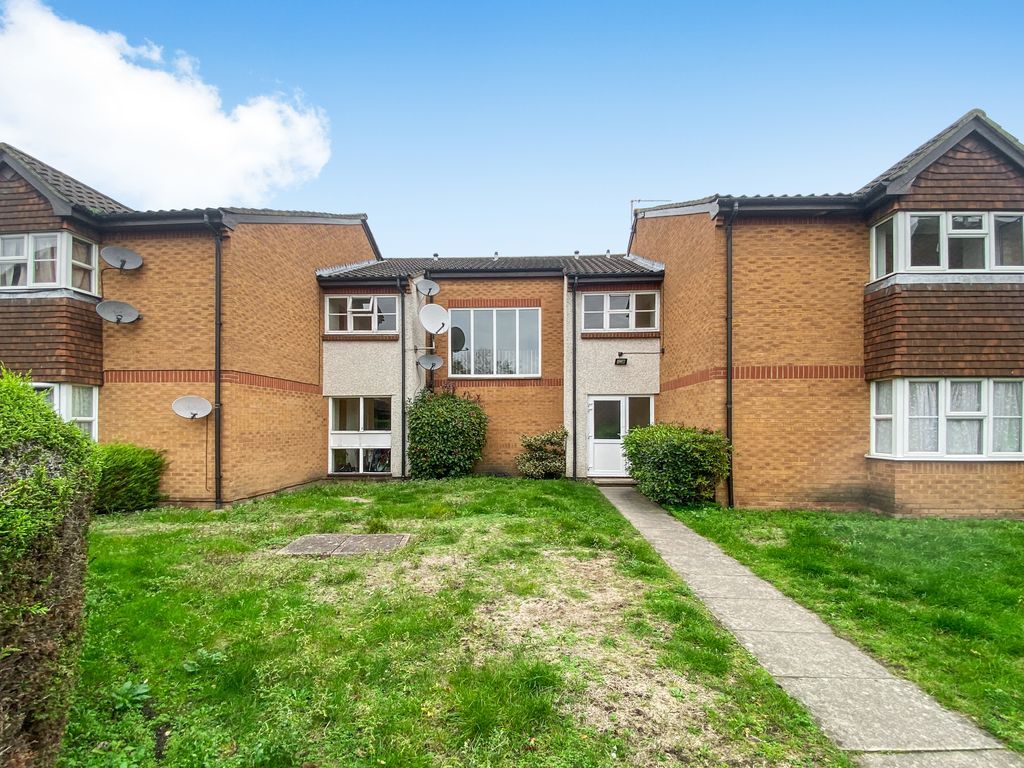 1 bed flat for sale in Abbotswood Way, Hayes UB3, £240,000