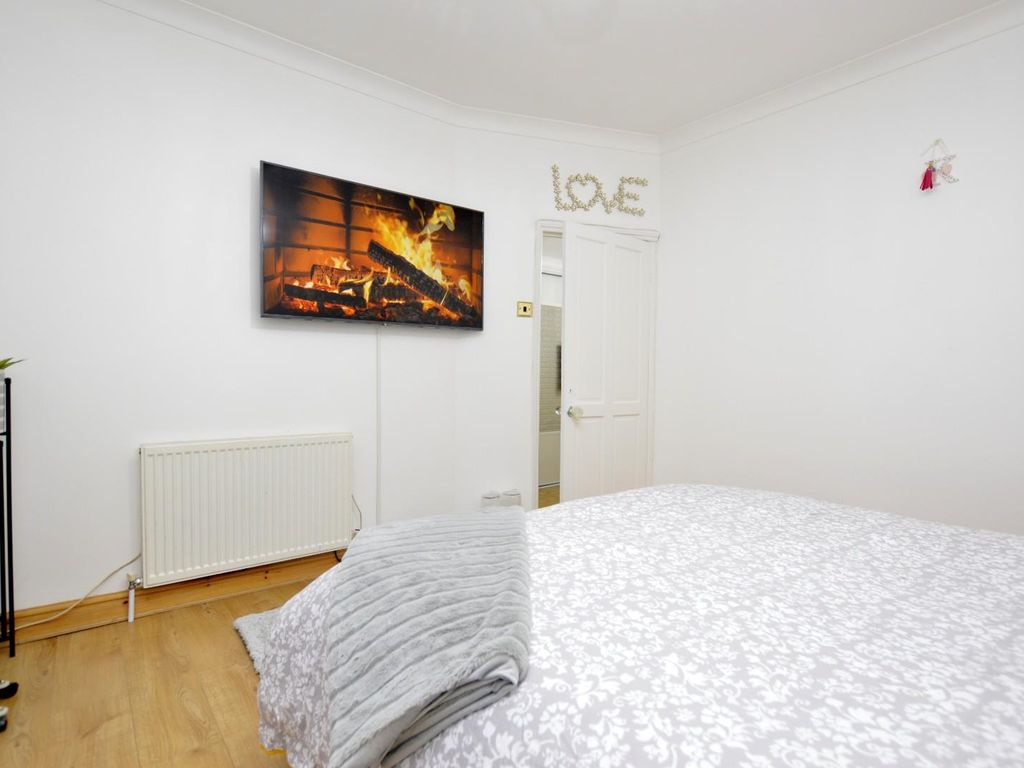 2 bed flat for sale in Ling Road, Canning Town E16, £289,999