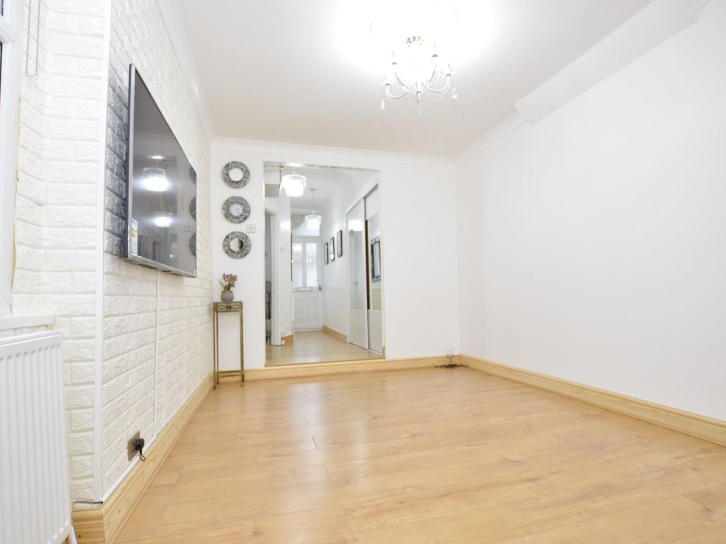 2 bed flat for sale in Ling Road, Canning Town E16, £289,999