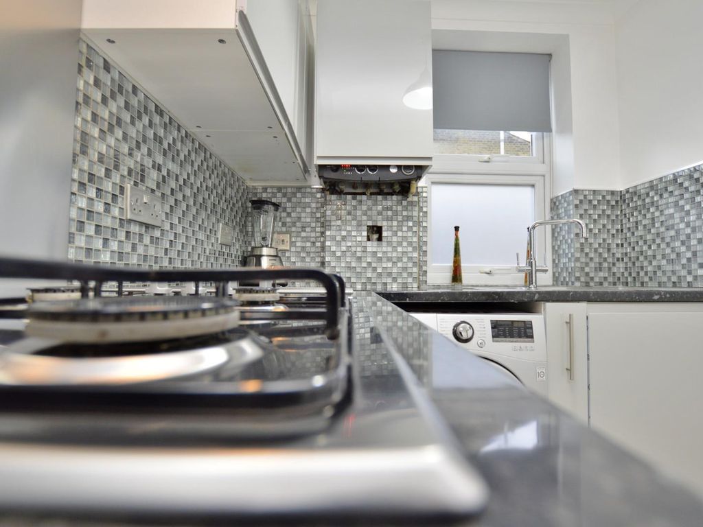 2 bed flat for sale in Ling Road, Canning Town E16, £289,999