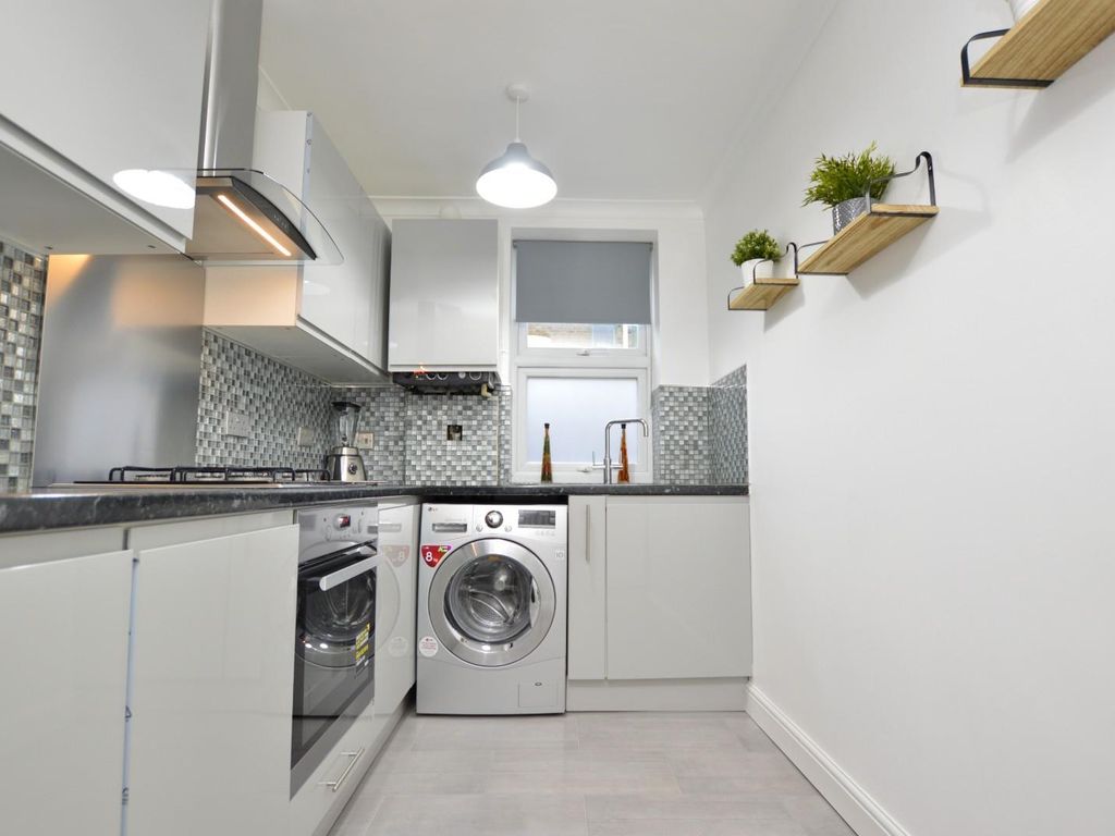 2 bed flat for sale in Ling Road, Canning Town E16, £289,999