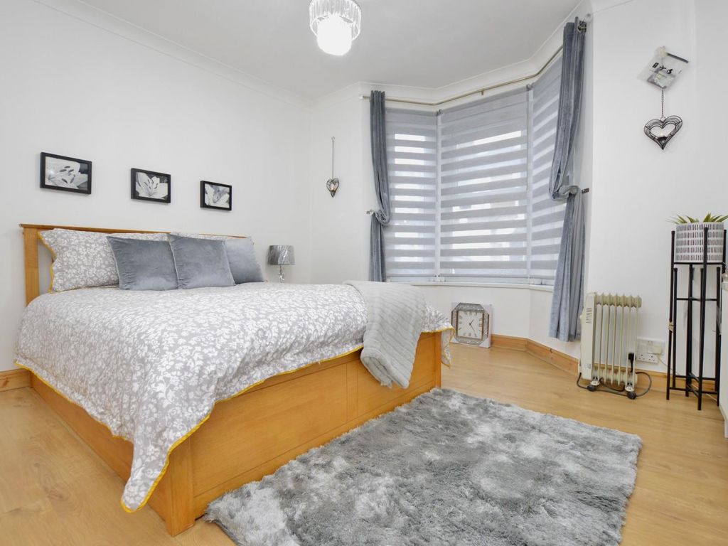 2 bed flat for sale in Ling Road, Canning Town E16, £289,999