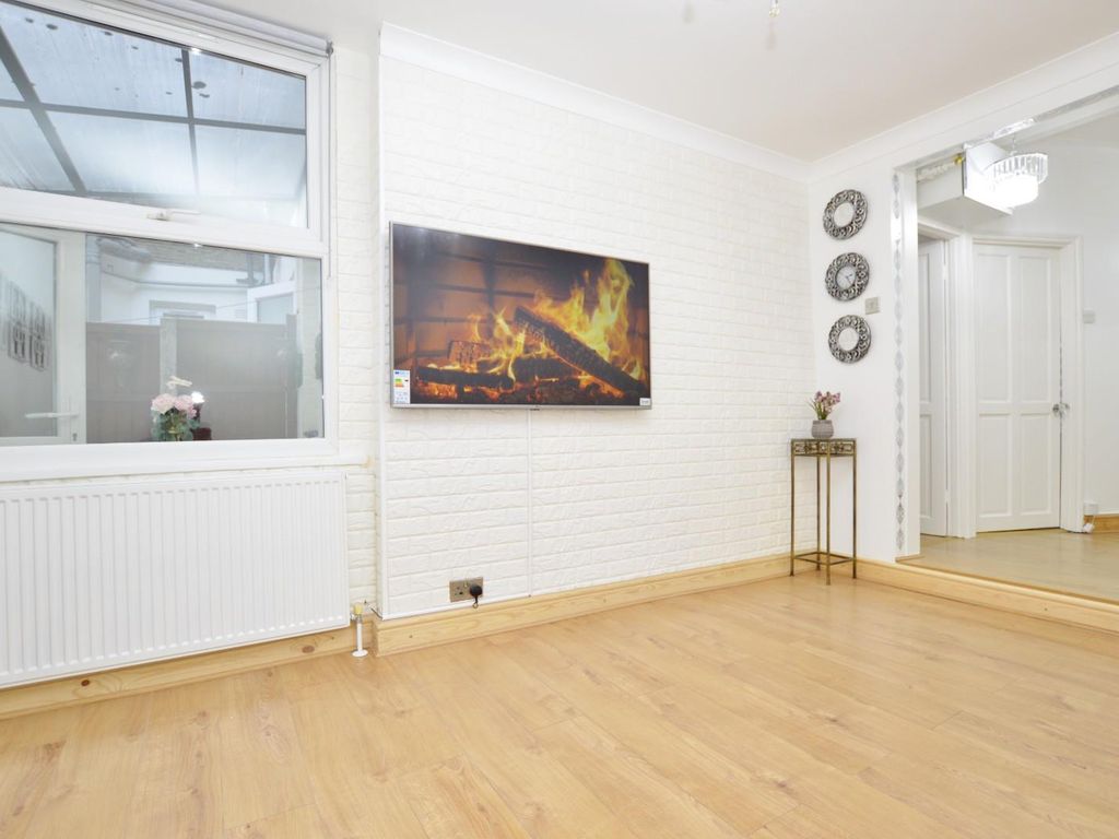 2 bed flat for sale in Ling Road, Canning Town E16, £289,999