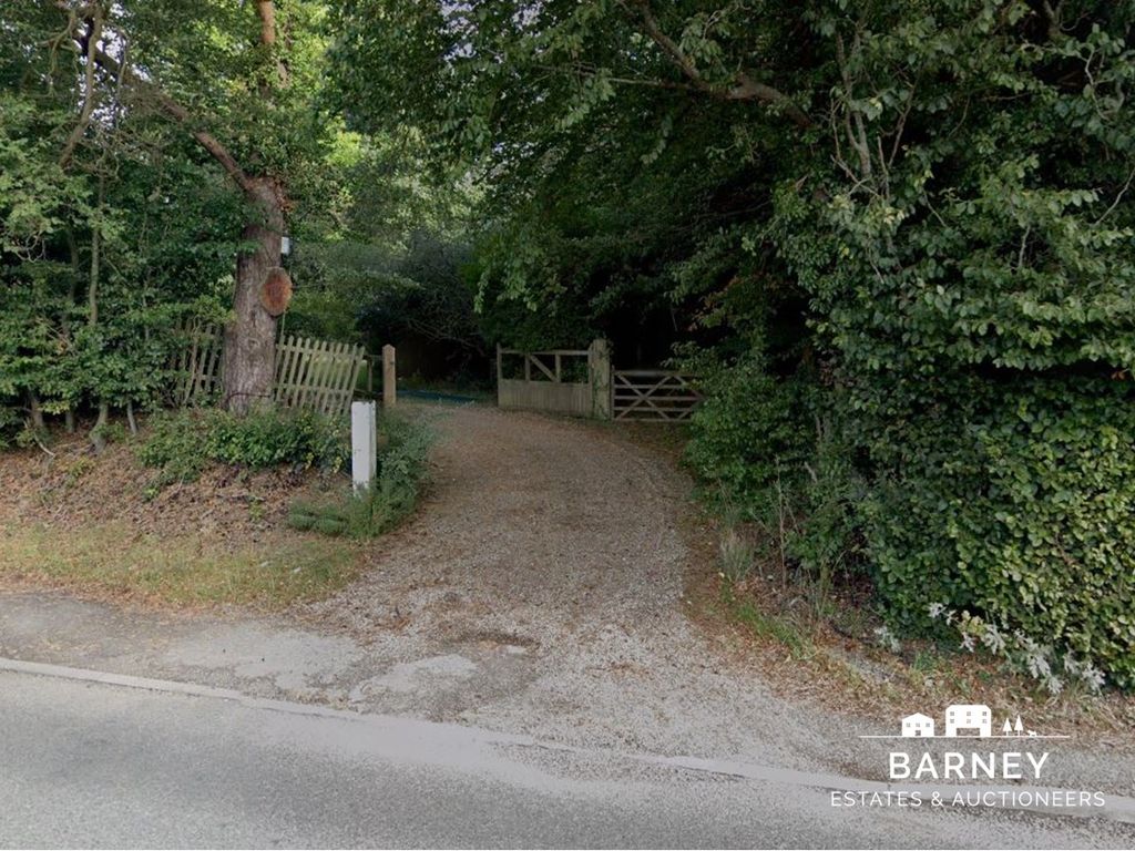 Land for sale in Wycombe Road, Great Missenden HP16, £35,000