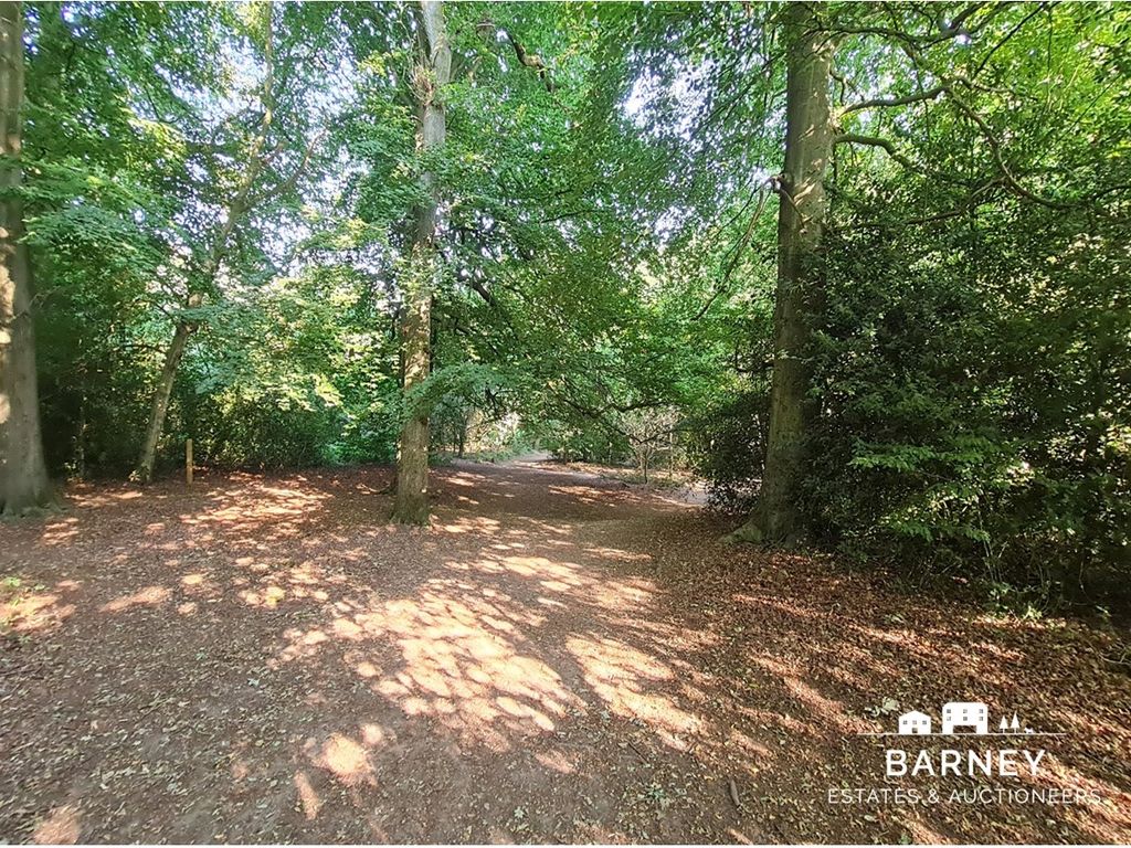 Land for sale in Wycombe Road, Great Missenden HP16, £35,000