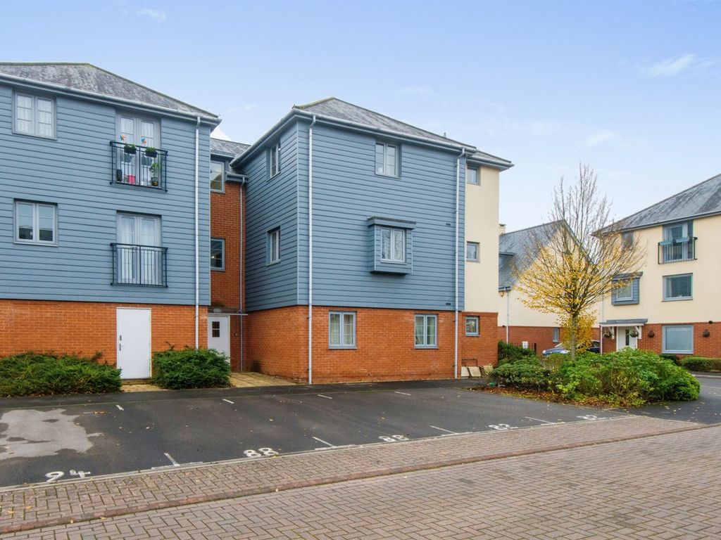 2 bed flat for sale in Freemantle Road, Romsey SO51, £220,000