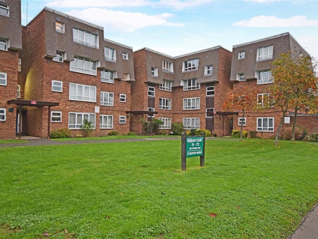 1 bed flat for sale in Stourton Avenue, Hanworth, Feltham TW13, £235,000