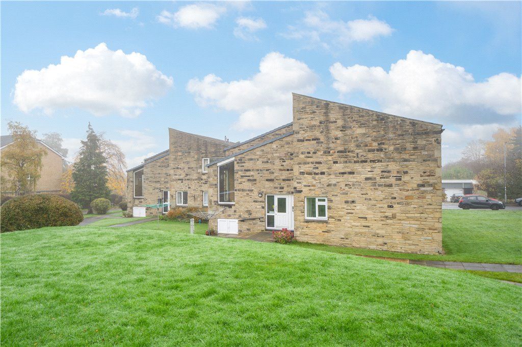 2 bed flat for sale in St. Peters Way, Menston, Ilkley, West Yorkshire LS29, £165,000