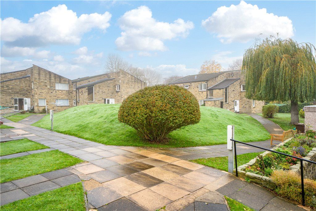 2 bed flat for sale in St. Peters Way, Menston, Ilkley, West Yorkshire LS29, £165,000
