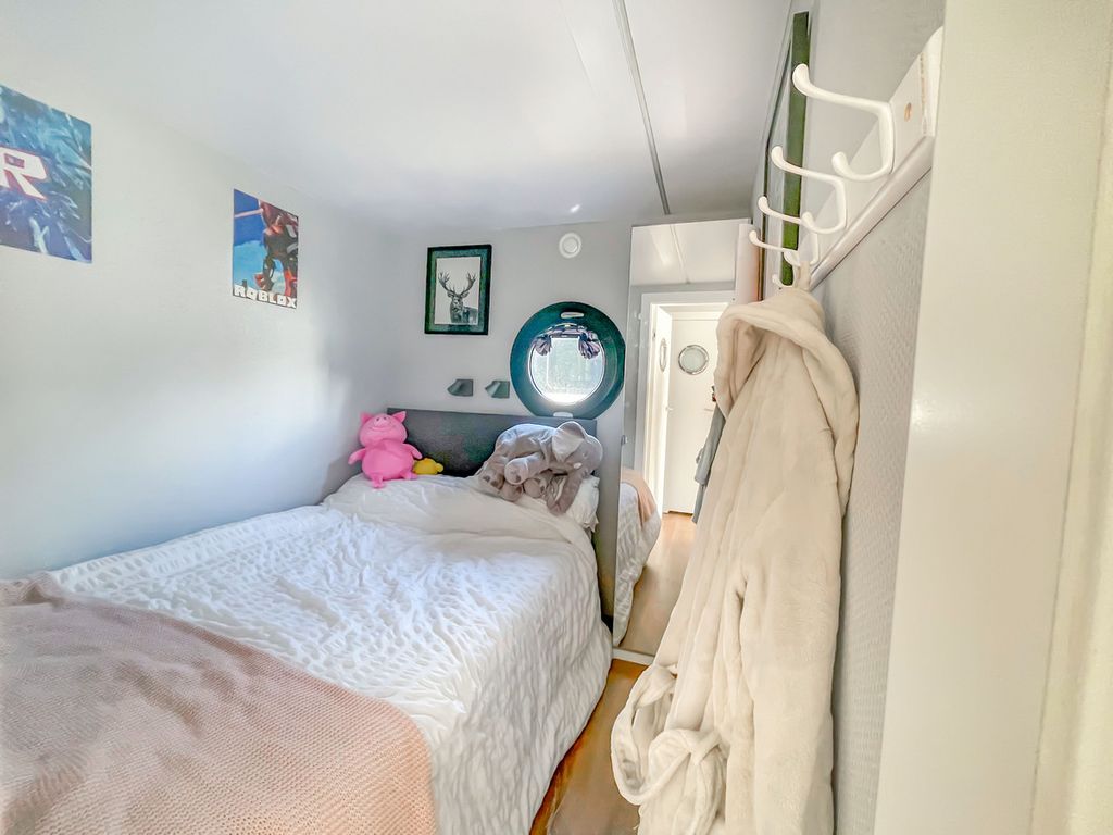 3 bed flat for sale in Brighton Marina Village, Brighton BN2, £195,000