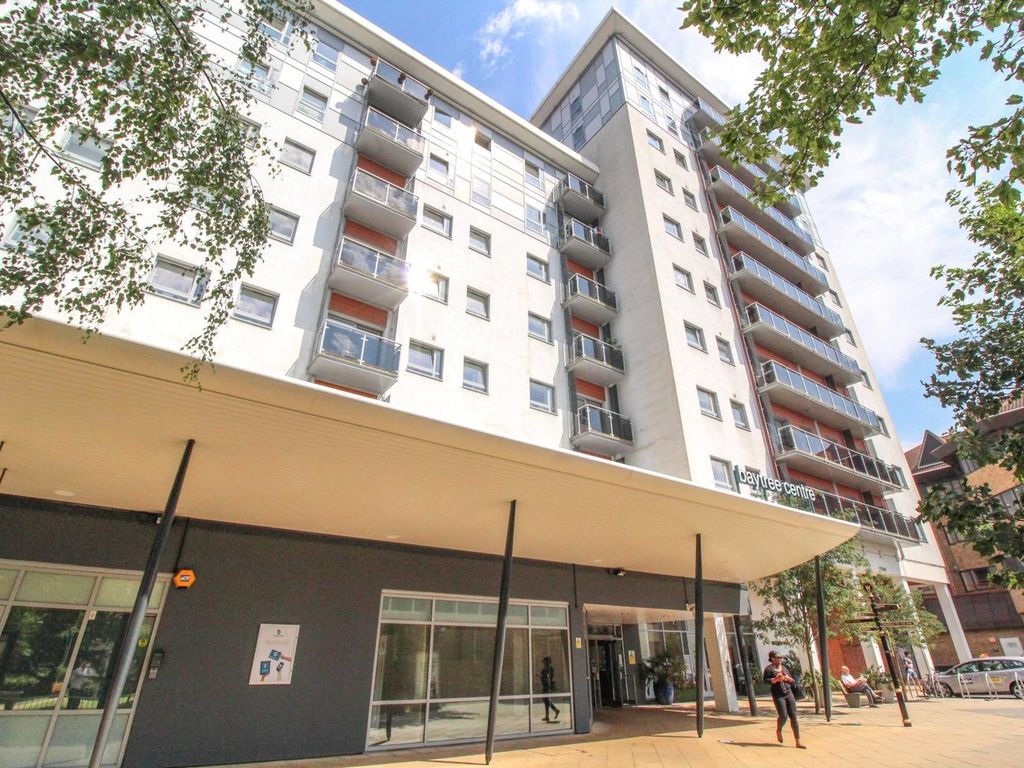 2 bed flat for sale in New Road, Brentwood CM14, £240,000