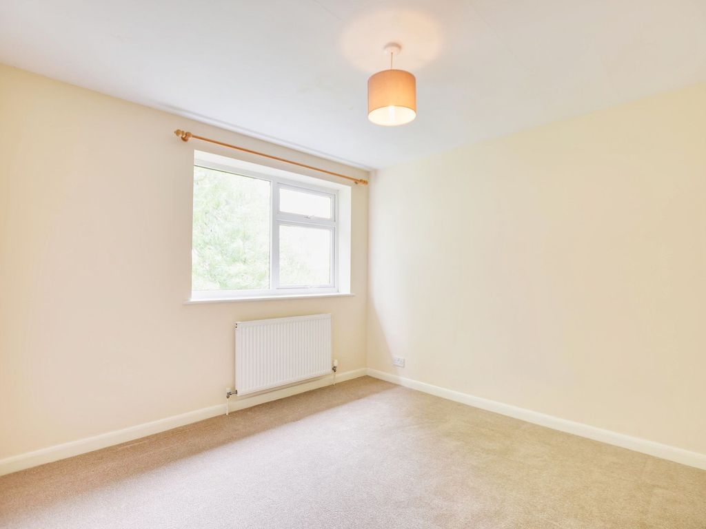 2 bed flat for sale in Stonehill Court, Great Glen, Leicester LE8, £140,000