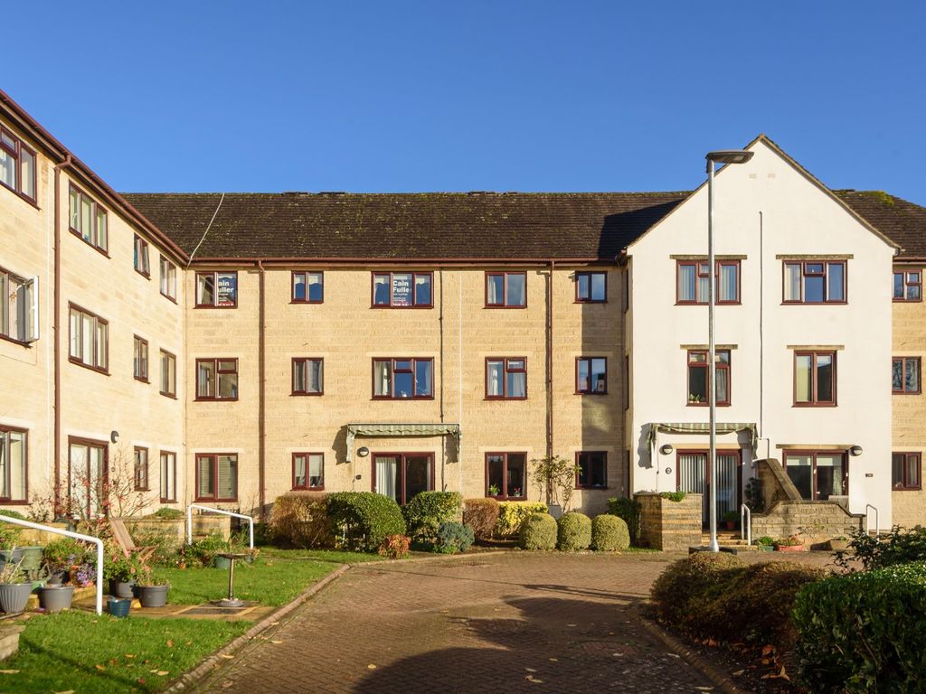 2 bed flat for sale in Barclay Court, Trafalgar Road, Cirencester, Gloucestershire GL7, £140,000