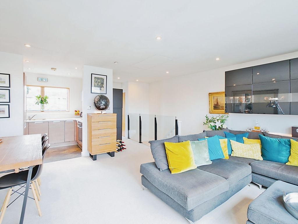 3 bed penthouse for sale in Bath Road, Worcester WR5, £310,000