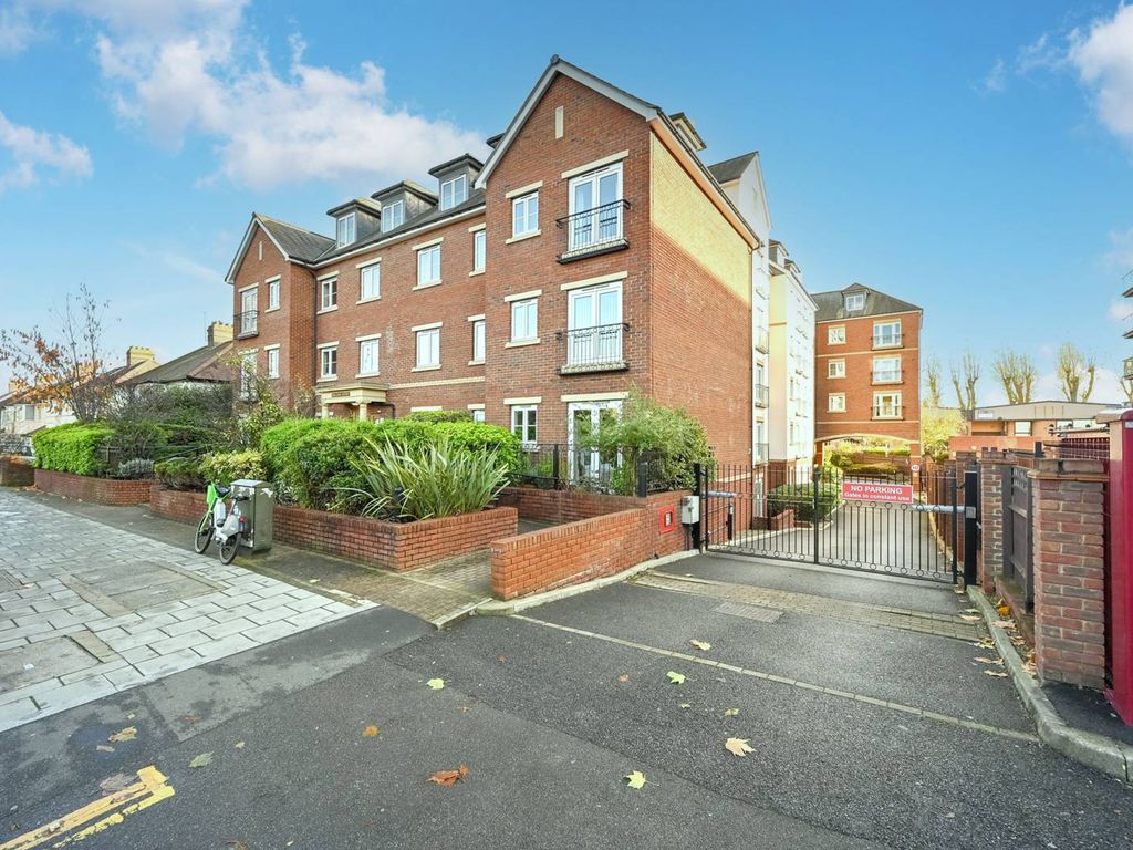 2 bed flat for sale in Golden Court, Isleworth TW7, £230,000