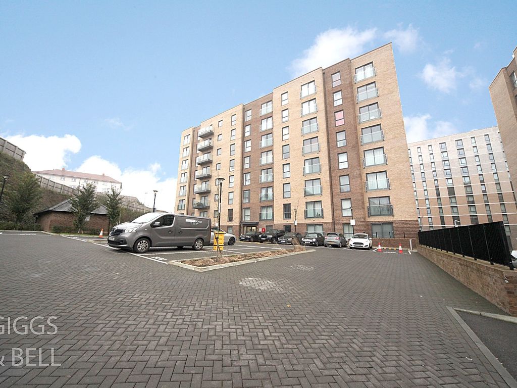 1 bed flat for sale in Stirling Drive, Luton, Bedfordshire LU2, £230,000