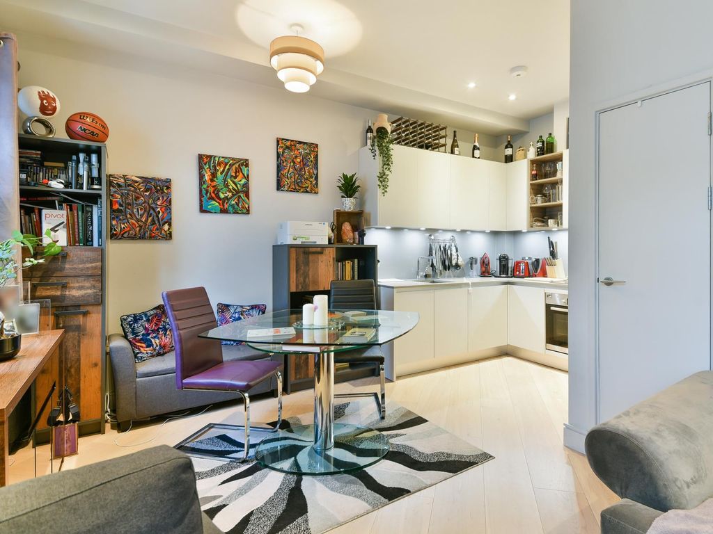 1 bed flat for sale in The Market Building, Brentford TW8, £325,000