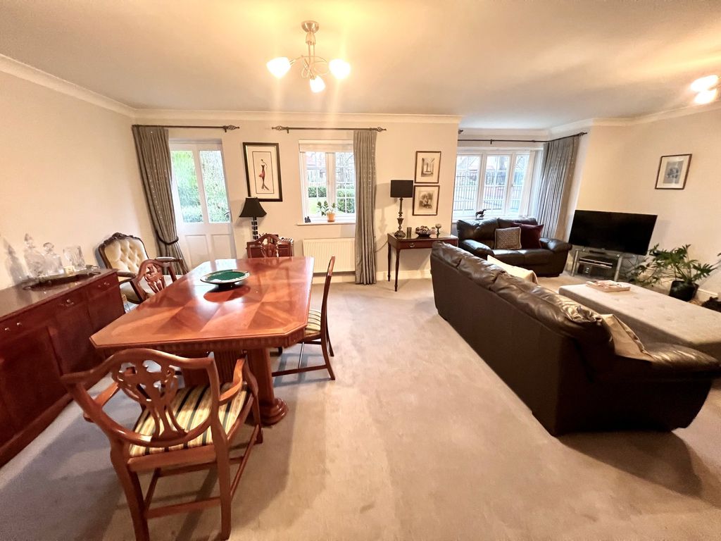 2 bed flat for sale in The Grove, Warwick Road, Solihull B91, £290,000