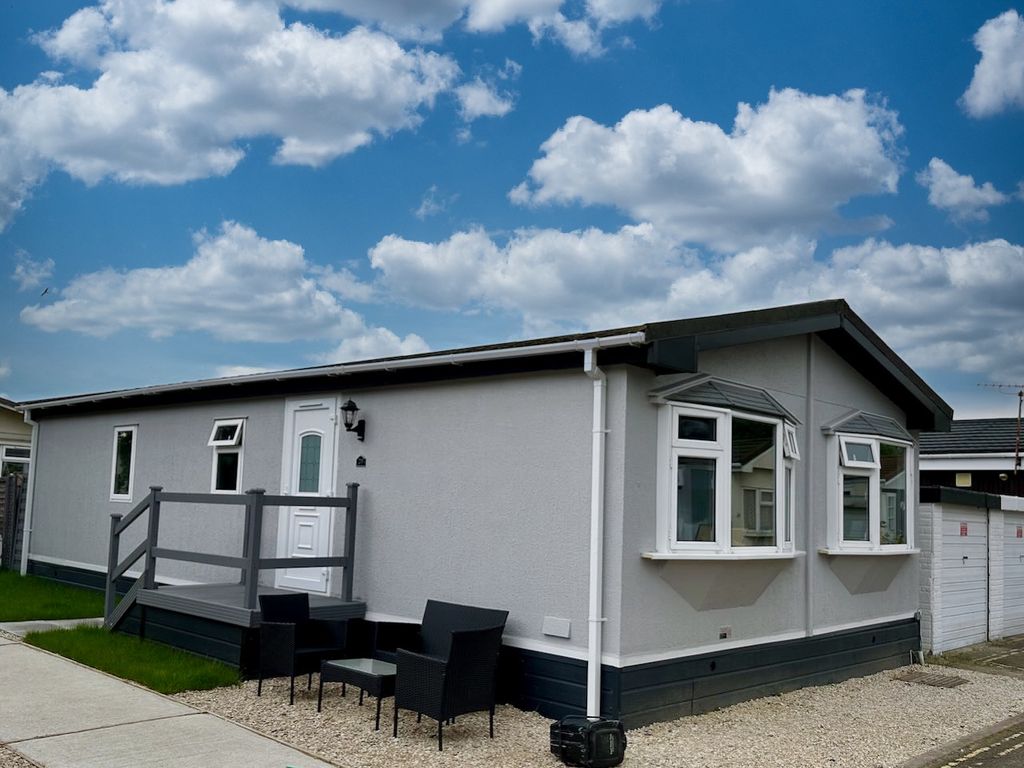 3 bed mobile/park home for sale in Mereoak Park, Three Mile Cross RG7, £165,000