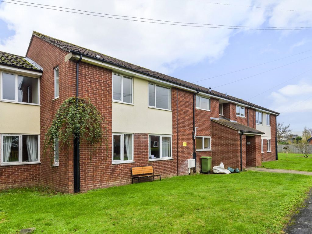 2 bed flat for sale in Cherry Orchard, Tewkesbury, Gloucestershire GL20, £125,000