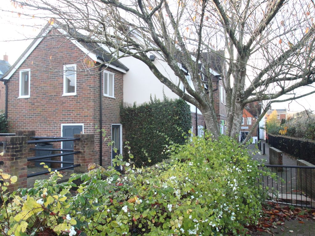 2 bed maisonette for sale in The Cuttings, High Street, Hungerford RG17, £189,950