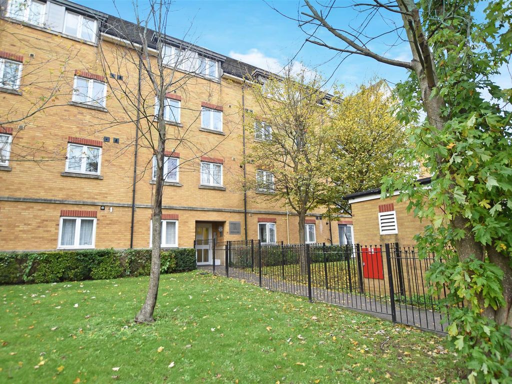 1 bed flat for sale in Wood Lane, Isleworth TW7, £270,000