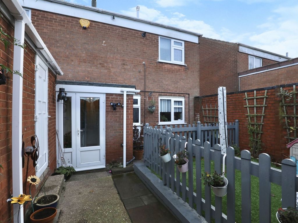 3 bed semi-detached house for sale in Greenacre Road, Worksop S81, £145,000