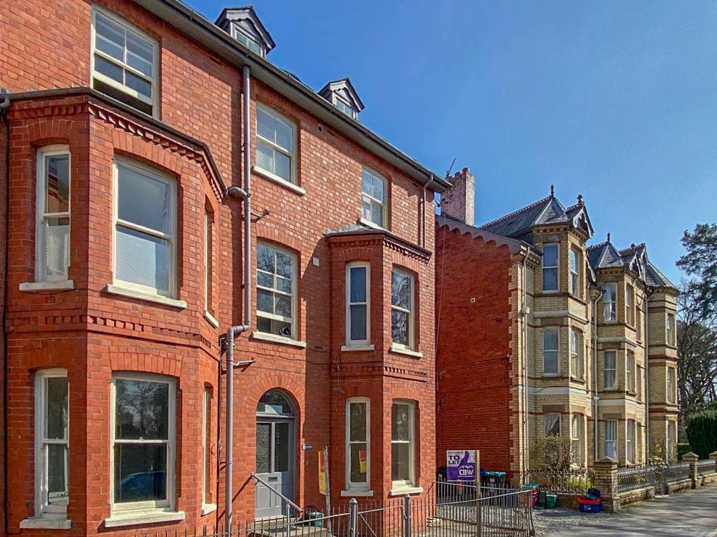 2 bed flat for sale in Park Terrace, Llandrindod Wells LD1, £55,000