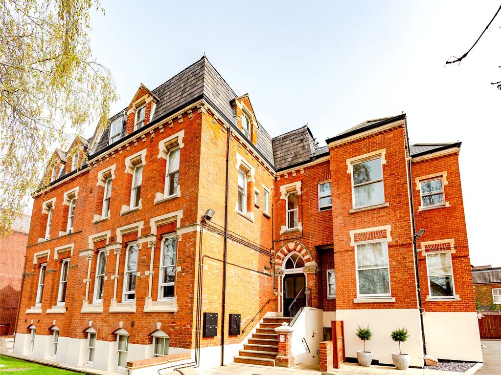 1 bed flat for sale in Alma Road, Windsor SL4, £255,000