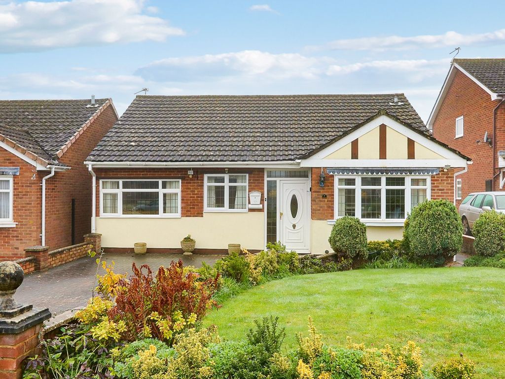 3 bed detached bungalow for sale in Pinedale, Woolaston, Lydney, Gloucestershire. GL15, £325,000